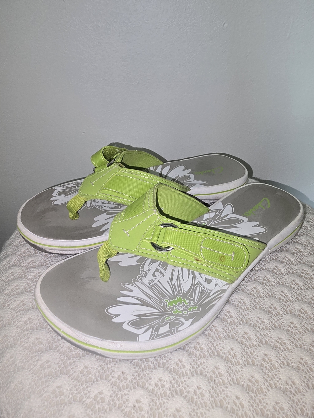 Clarks Neon Green Floral Thong Sandals - Picture 2 of 4